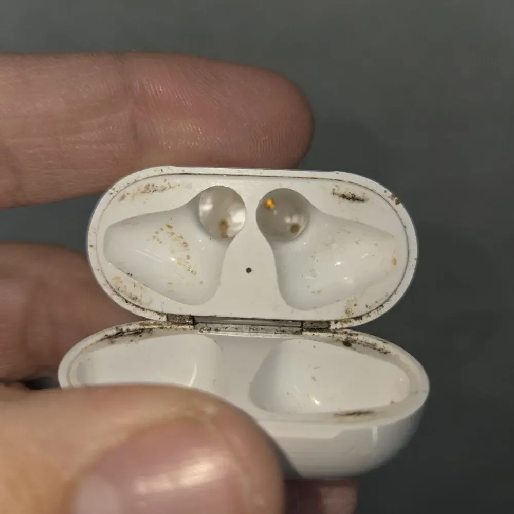 PARTS ONLY Apple AirPods 2nd Generation Wireless Charging Case ONLY Music Listen